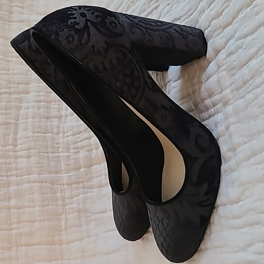 Nine west black pumps